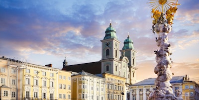 Hovedtorget i Linz med den gamle katedralen (Alter Dom) og den hellige treenighetssøylen
