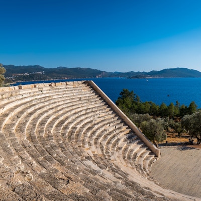 The Theatre of Antiphellos i Kas, Antalya. Landskapsutsikt over kjent arkitektonisk landemerke i den populære feriebyen Kas, Tyrkia