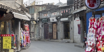 Skewed Tobacco Pouch Street i Beijing. Det er en gammel gate.